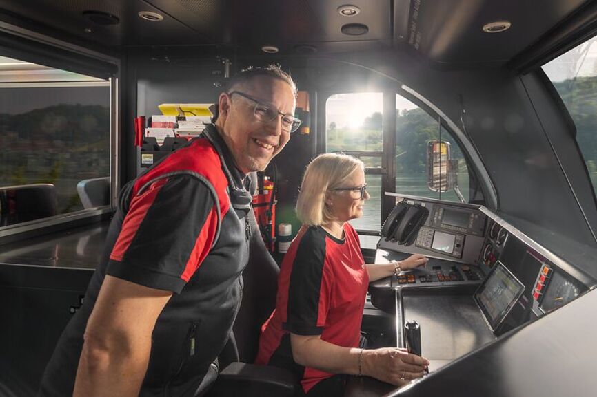 Lokführerin der zb Zentralbahn AG bei der Arbeit